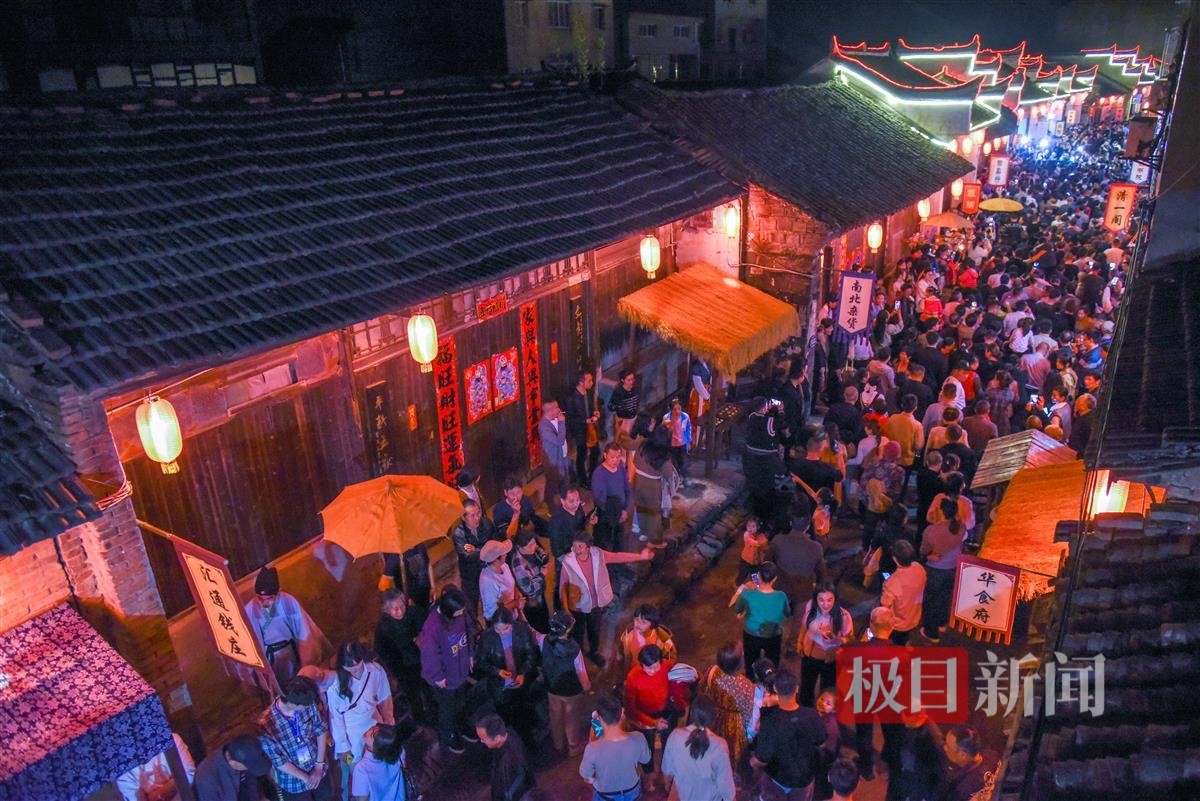 3月29日，湖北省监利市启动2024年春季文化旅游季活动，程集古镇游人如织（极目新闻记者 黄志刚 摄） (2).jpg