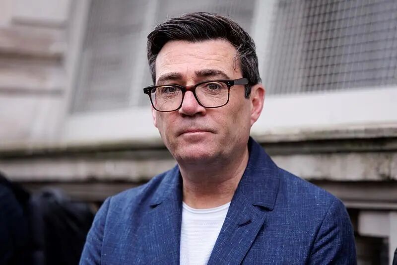 唯一候选人伯纳姆担任英国工党党首，将直接获任英国首相，来自普通家庭，深耕地方多年；8年前曾来华访问，对此念念不忘