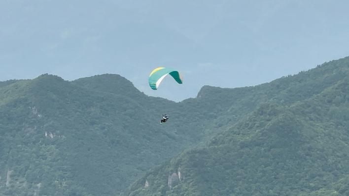 比赛选手在空中操作伞花（通讯员谢阳供图）