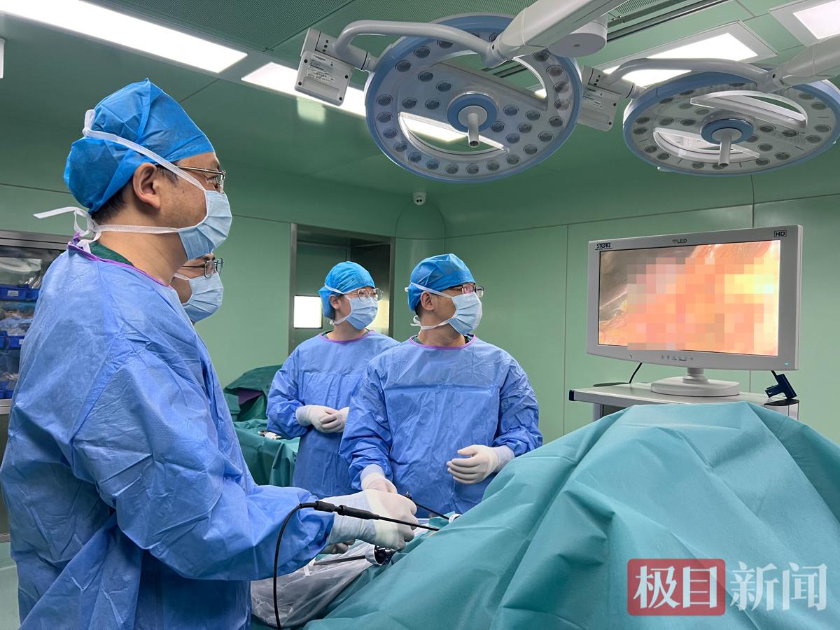 肝胆胰外科专家团队为患者实施手术.jpg