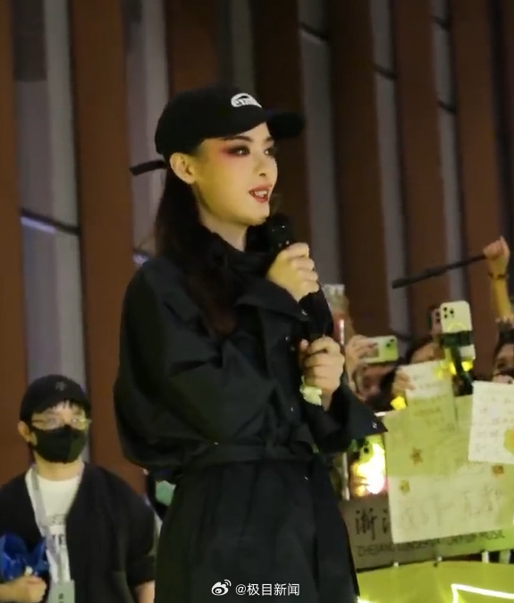 “贾宝玉是长子长孙”言论引争议，陈丽君落泪鞠躬道歉，坦言“嘴和脑子要同频”​，未来将谨言慎行