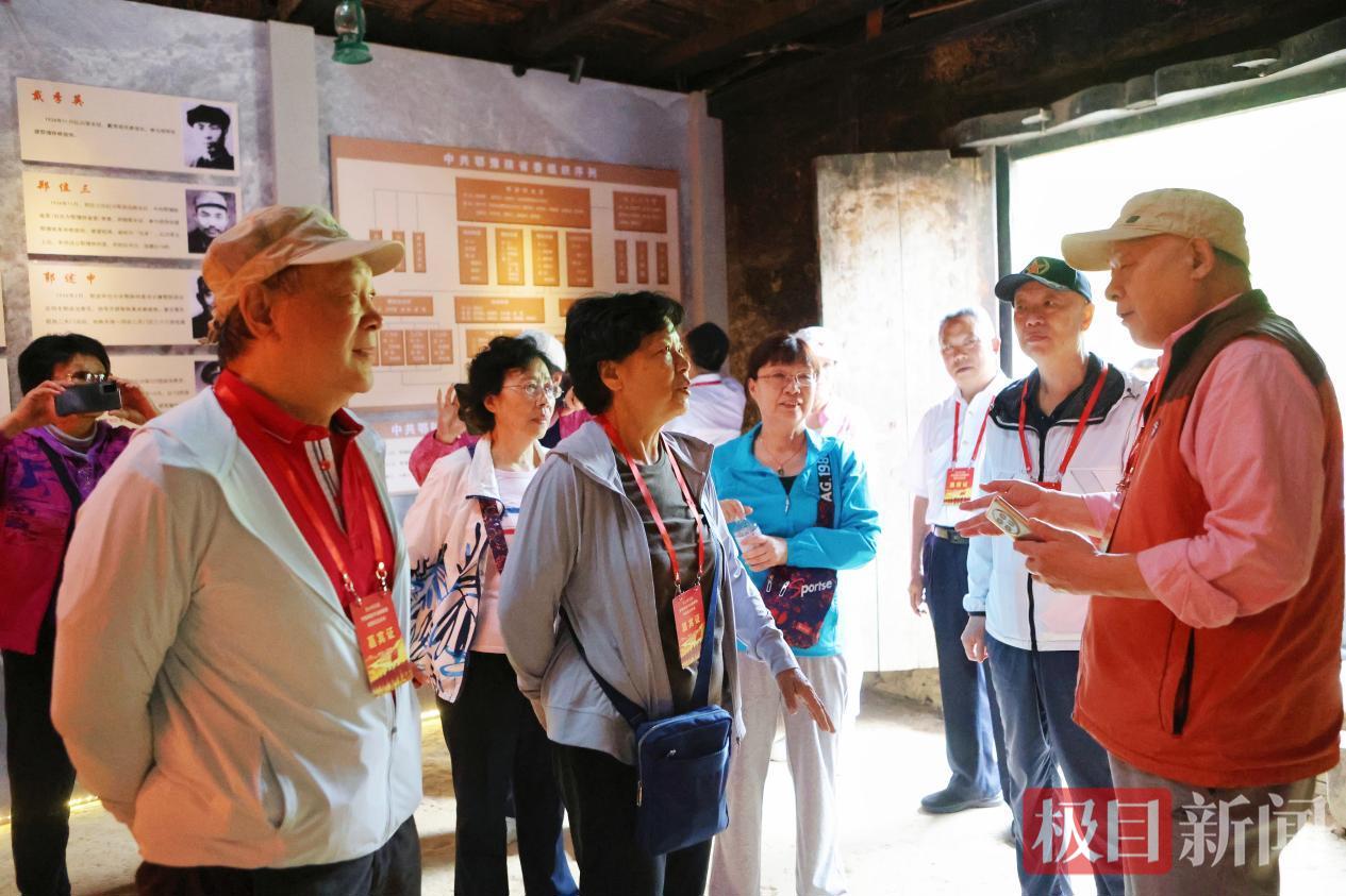 图为红25军等红军将领后代在关防乡红色旧址交流互动。徐军摄.png