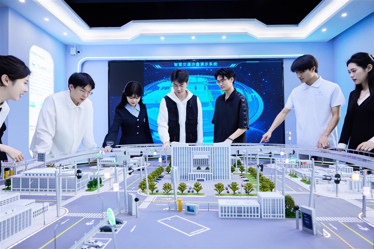 图33 学生在产教融合实习实训基地上课实操.jpg