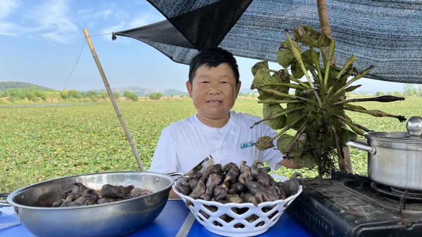 文刚成了直播达人后，常常应邀到全国各地带货。近三年来，他已跑遍大半个中国。