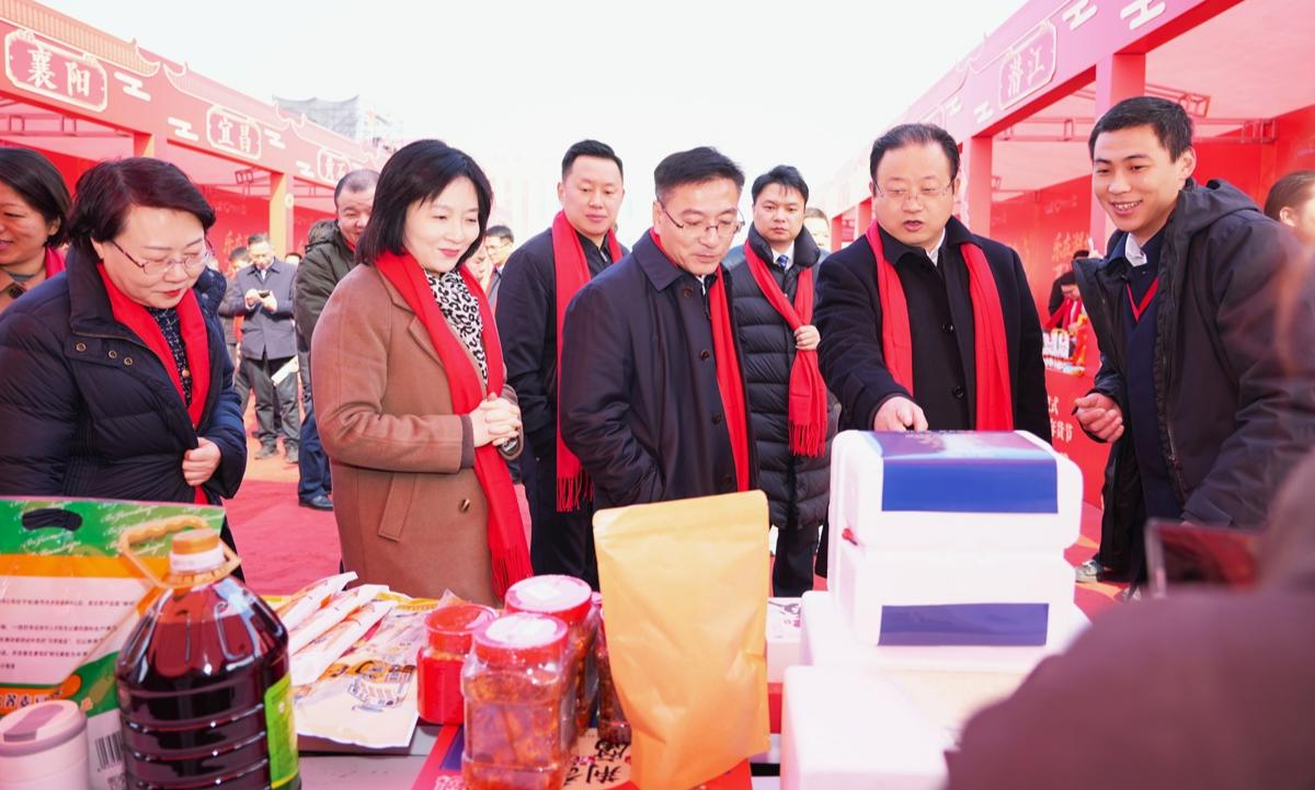 湖北省商务厅党组成员、副厅长李晓燕等一行巡展。   （主办方供图）.jpg