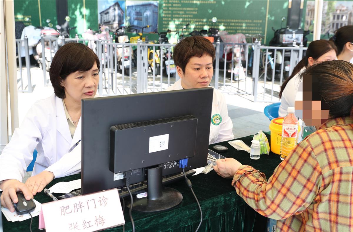武汉市中心医院南京路院区开展“健康集市”活动，多学科医护团队现场坐诊、一对一免费咨询 (2)_副本.jpg