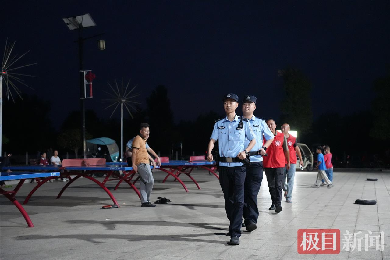 青年民警联合退役军人开夜间常态化巡逻.JPG