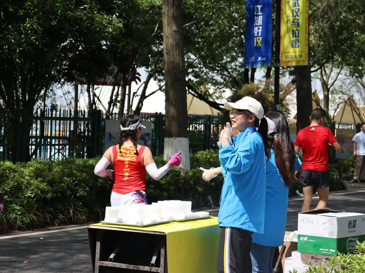 武汉马拉松志愿照片.jpg