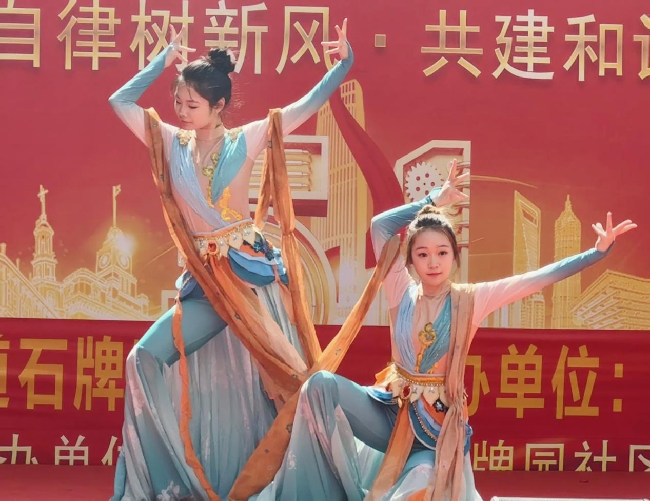 文化服务与管理学院学子参与社区五一节庆表演.png