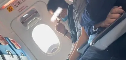 乘客拍下飞机上有人多次吸电子烟，厦航回应：可以带上飞机，但禁止吸食