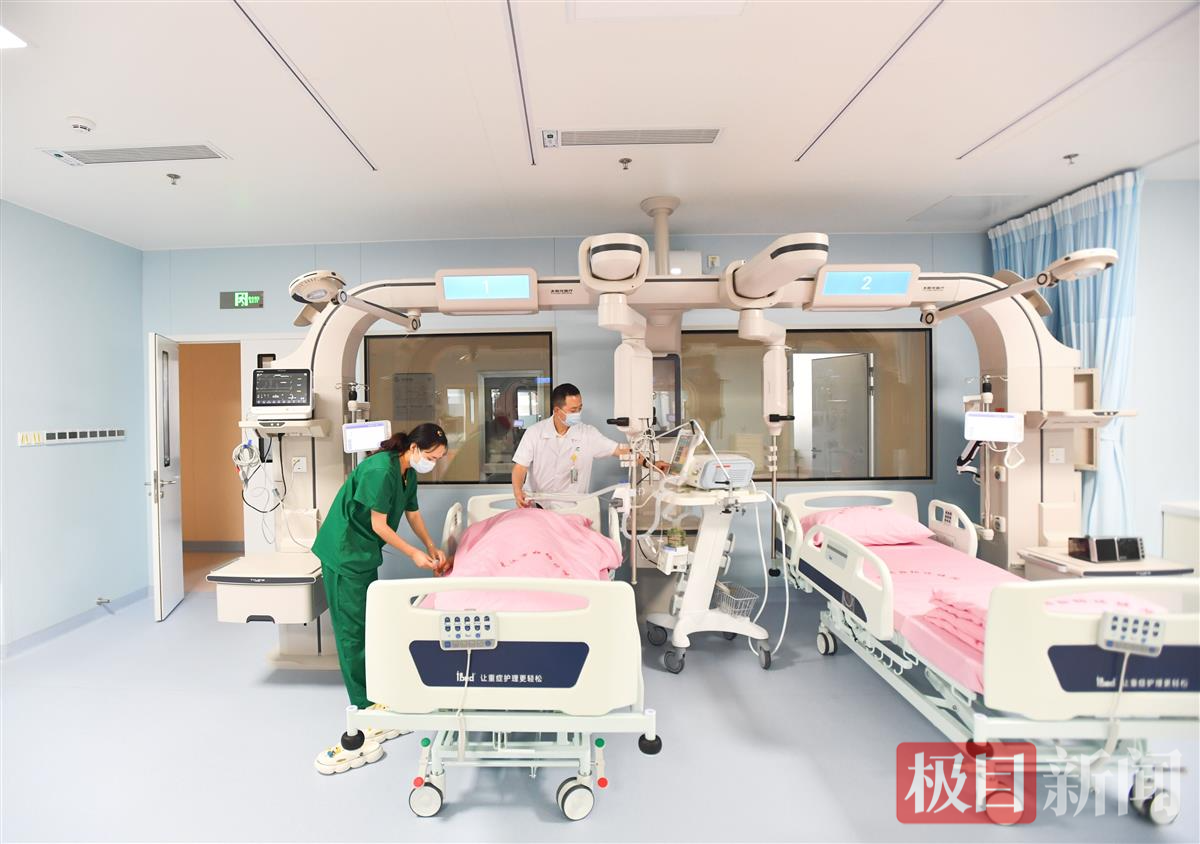 成人ICU内，医护守护重症患者生命安全