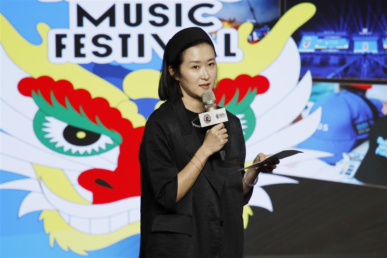 图4：成龙影视传媒学院党总支副书记吴晶介绍“首届龙乐无界超级城市音乐节”的育人成果。刘恒 摄.jpg