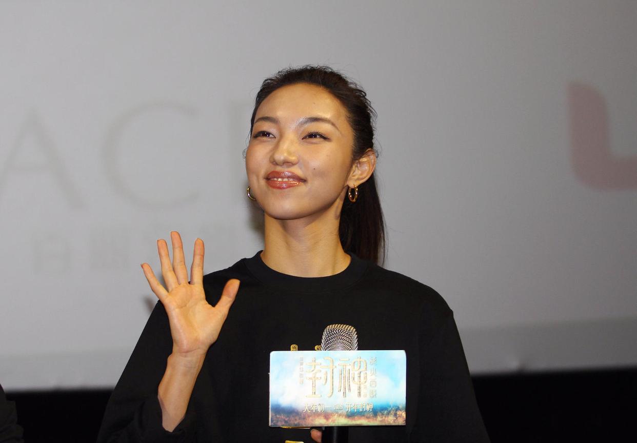 《封神2》女演员那尔那茜引争议，多年前谈求学经历的播客已显示“不存在”