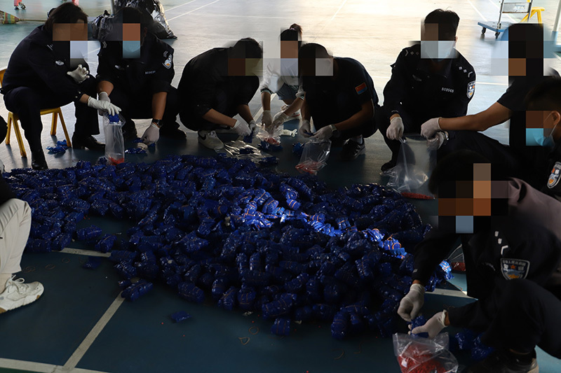 民警在拆分毒品。（德宏边境管理支队 供图）