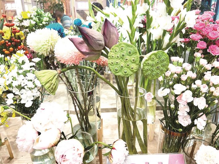 武汉一花店展示的荷花莲蓬