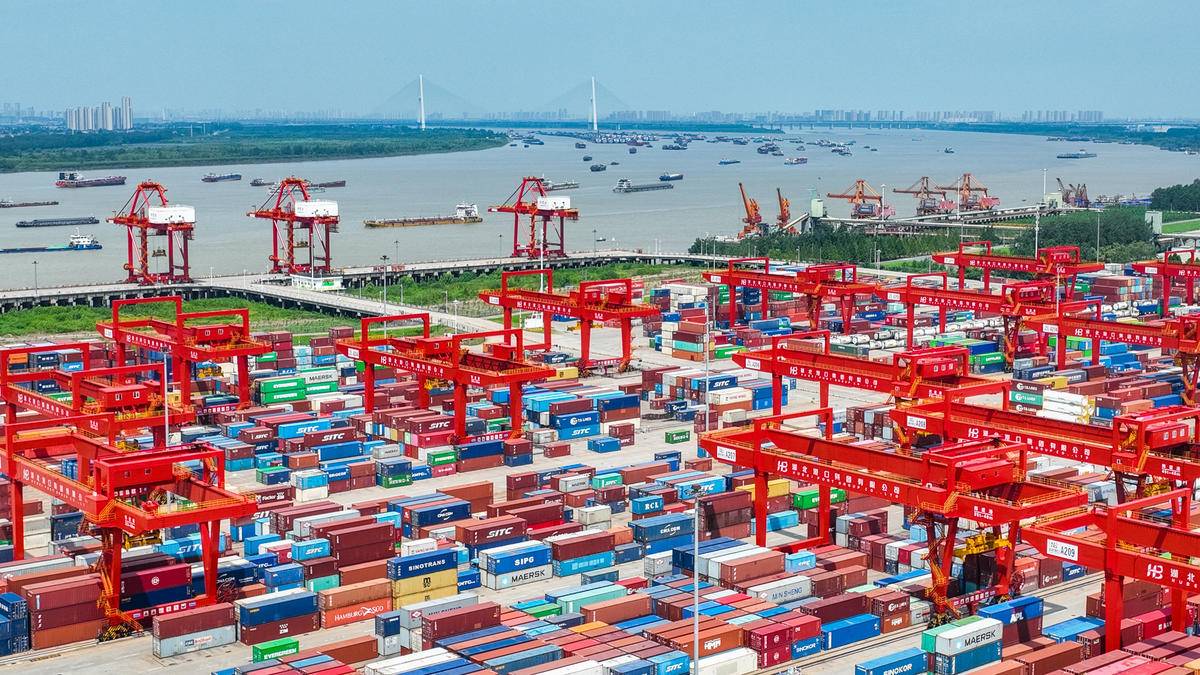 武汉港阳逻港区一片繁忙（湖北日报全媒记者薛婷摄）