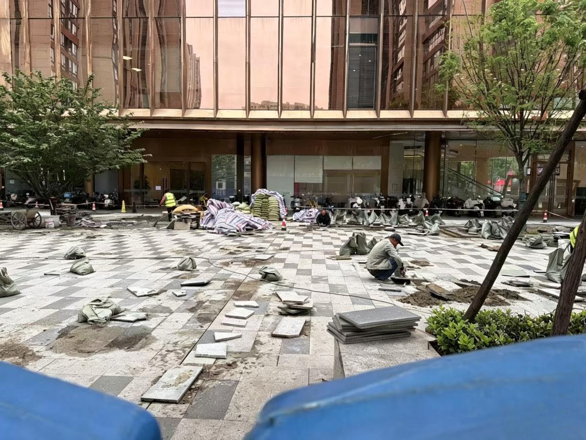 平安银行停车场地砖破损.png