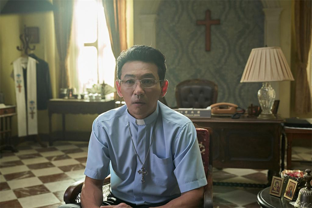 包装成传教士的毒枭全耀焕（黄政民 饰）