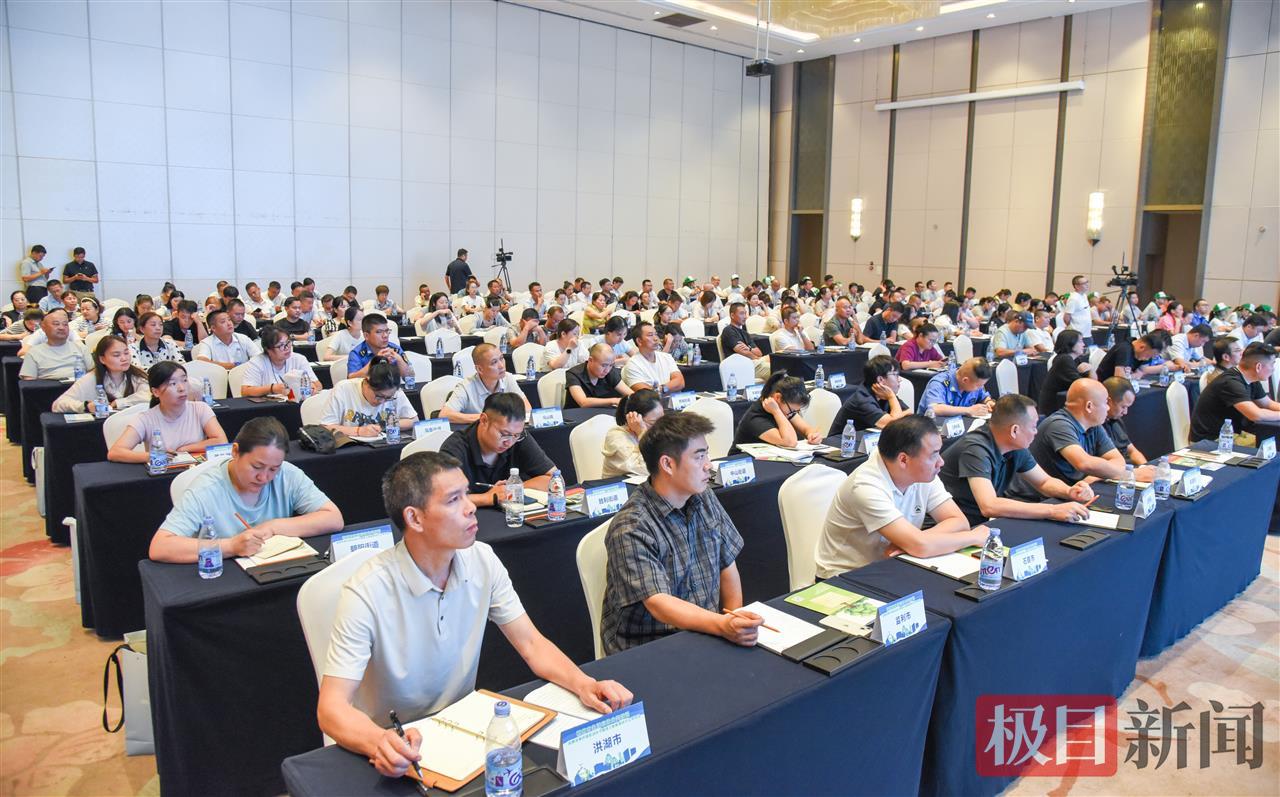 8月29日，荆州市生活垃圾分类培训暨金牌讲师评选启动仪式和环卫新能源技术交流活动举行，这是与会人员在听报告。（极目新闻记者 黄志刚 摄） (3).jpg