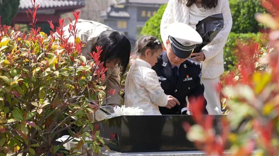 3岁孙女和“29岁”爷爷第一次相见，看哭了......