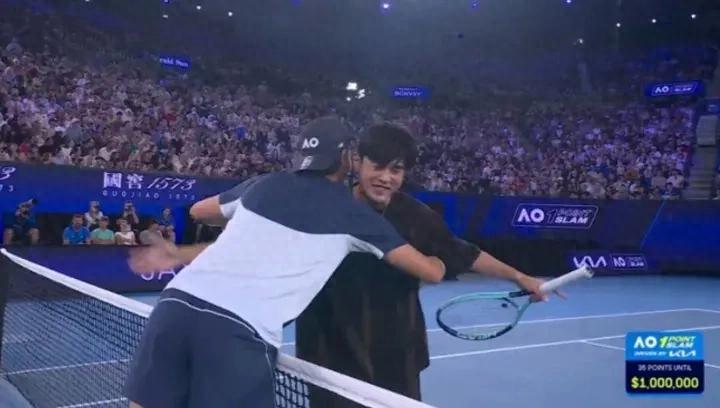 周杰伦，球都没碰到！网友调侃：“原地罚站……”