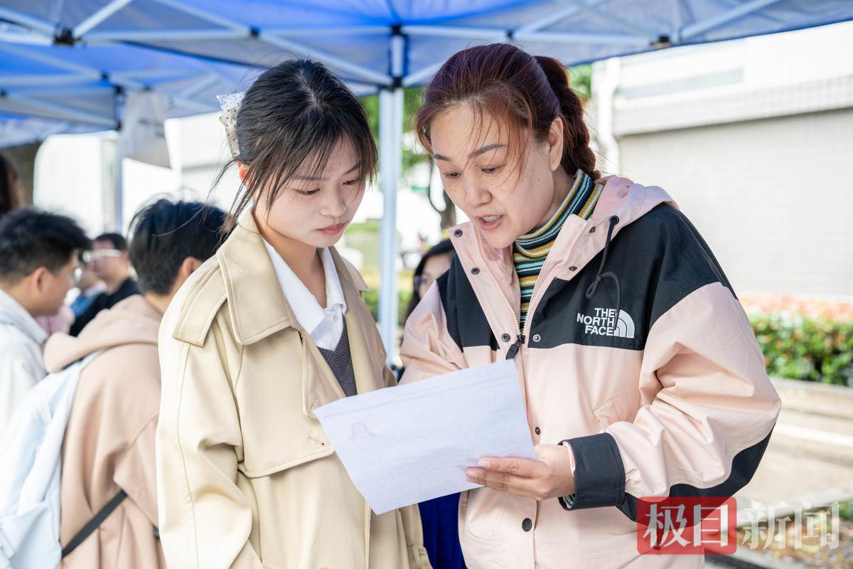 图为学校教师为学生修改简历 摄影：曹子涵.jpg