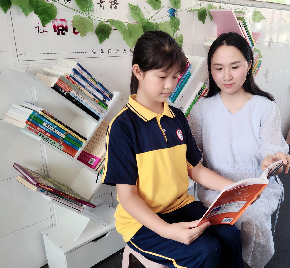 李艳丽老师带着学生一起阅读