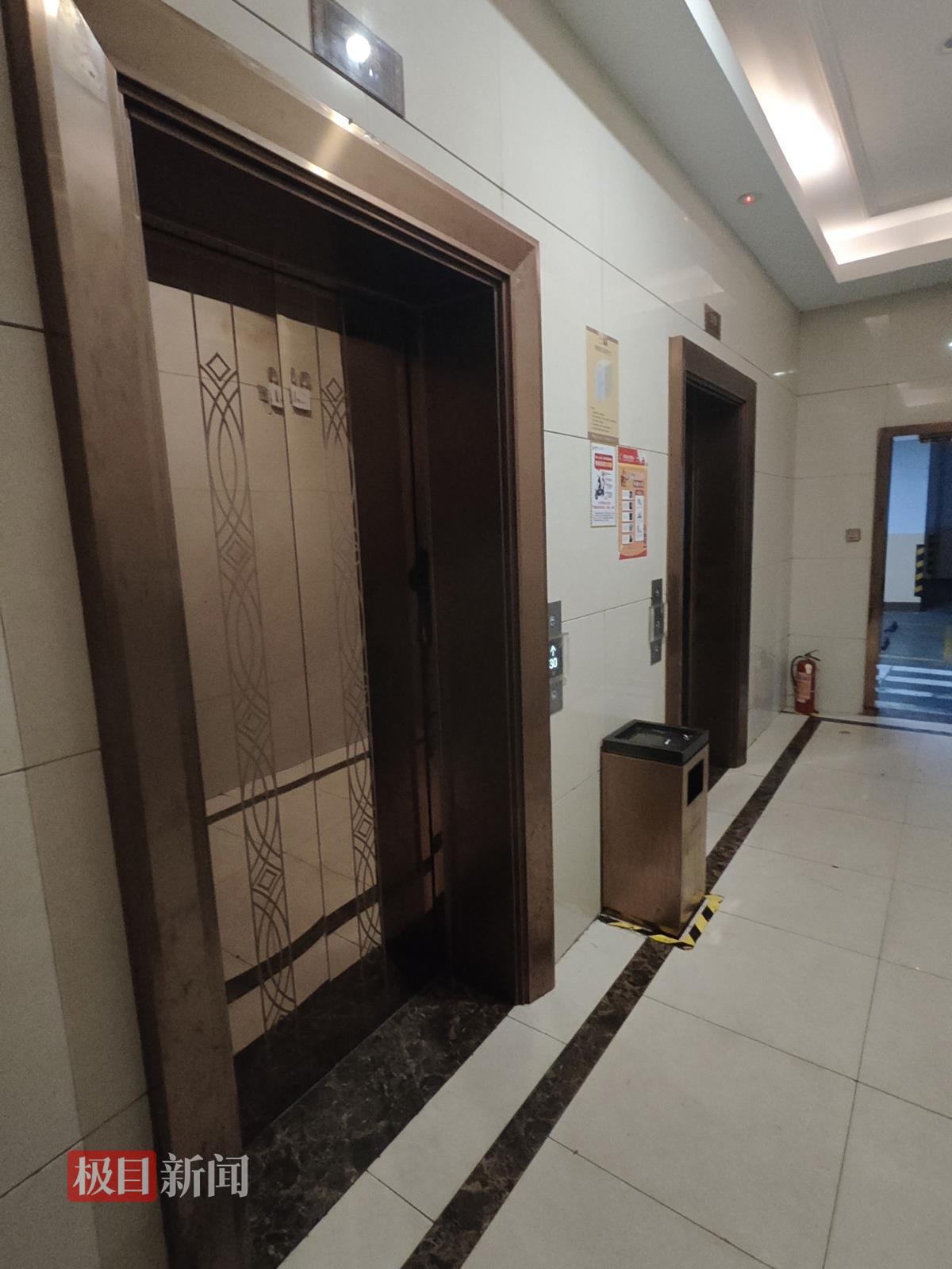 岳阳31岁男子被发小杀害案今日开庭，实探案发现场：遇害位置距楼栋电梯不到50米，被害人妻子带两个年幼儿子搬离小区(图1)