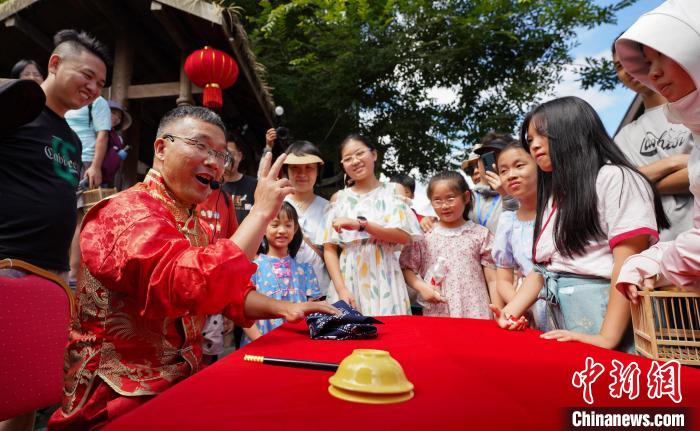 图为非遗传承人表演“古彩戏法”。　黄晓海 摄