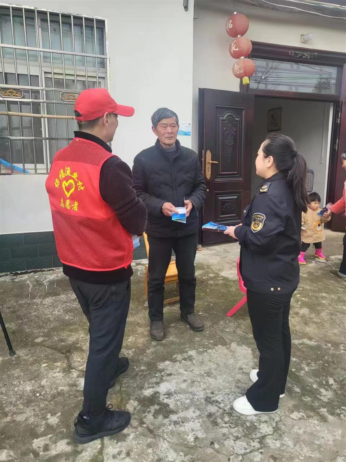 图片5  江夏区渔政执法人员走村入户宣传禁渔正常.jpg