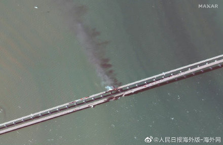克里米亚大桥爆炸现场卫星图曝光：桥面受损明显 现场黑烟滚滚