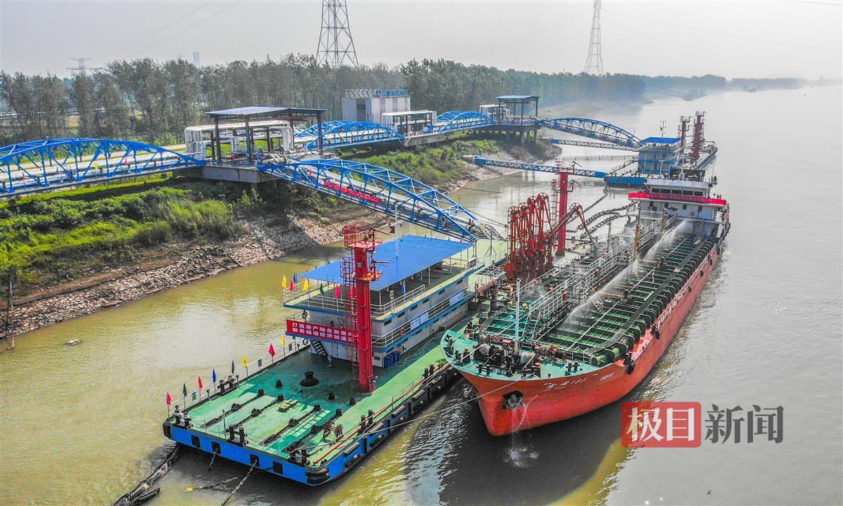 8月20日，湖北荆州港江陵石化码头开港投运，这是码头鸟瞰。（极目新闻记者 黄志刚 摄） (3).jpg