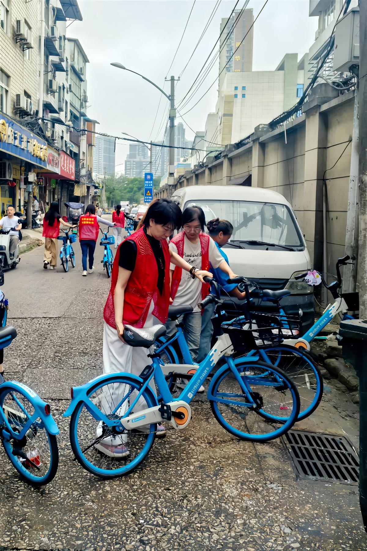 “单车猎手”小队带领执法人员、单车企业运维人员深入背街小巷，将“迷失”单车一一寻回 (6).jpg