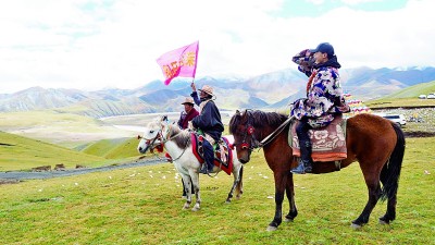 青海省玉树州曲麻莱县生态巡护马队行进在三江源腹地。陈有钧摄/光明图片