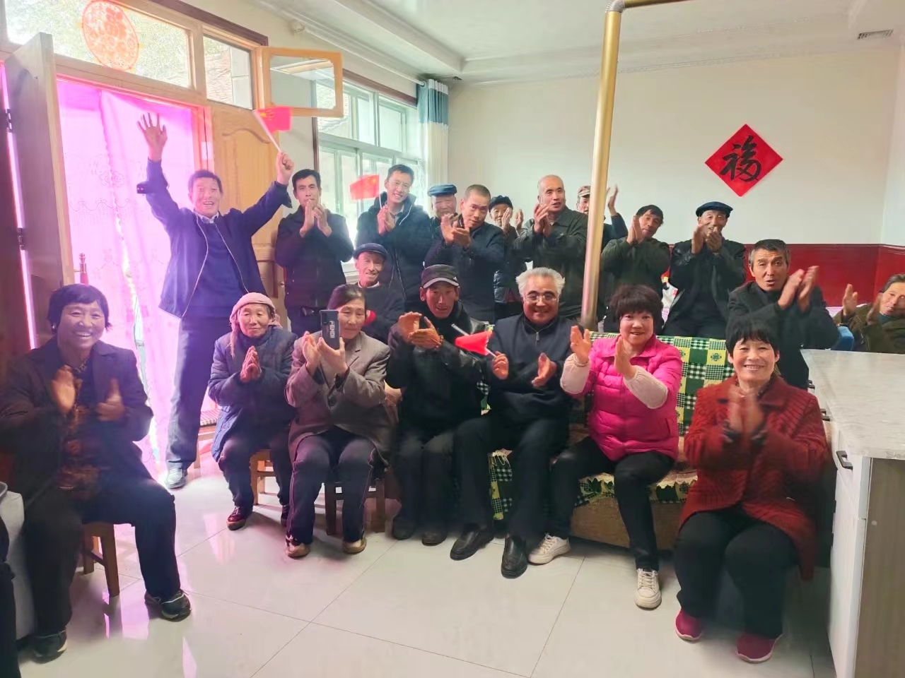 村民观看发射实况(定西融媒报道截图)