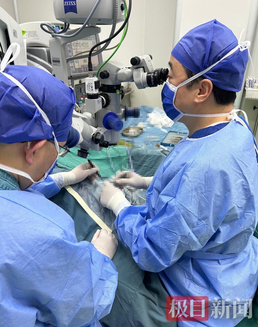 王国华主任（右一）为患者手术.png