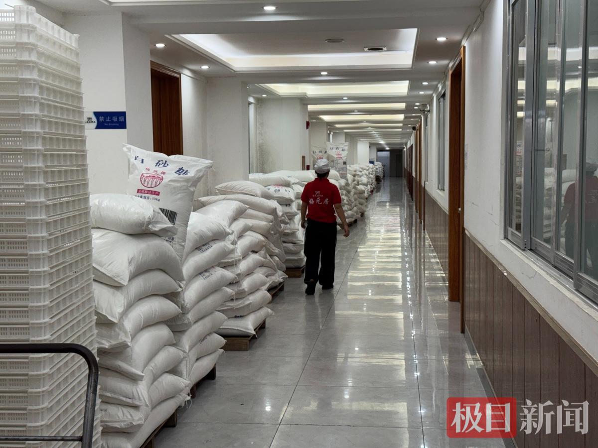 梅元居饼业走廊堆放着采购而来的白砂糖.jpg
