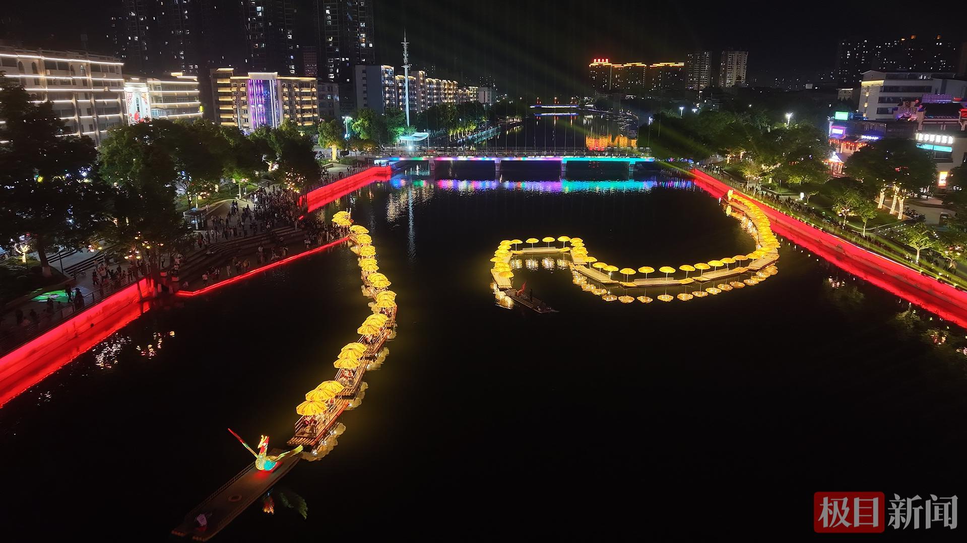 游客在洪湖市内荆河体验凤舟巡游。  （视频截图）.jpg