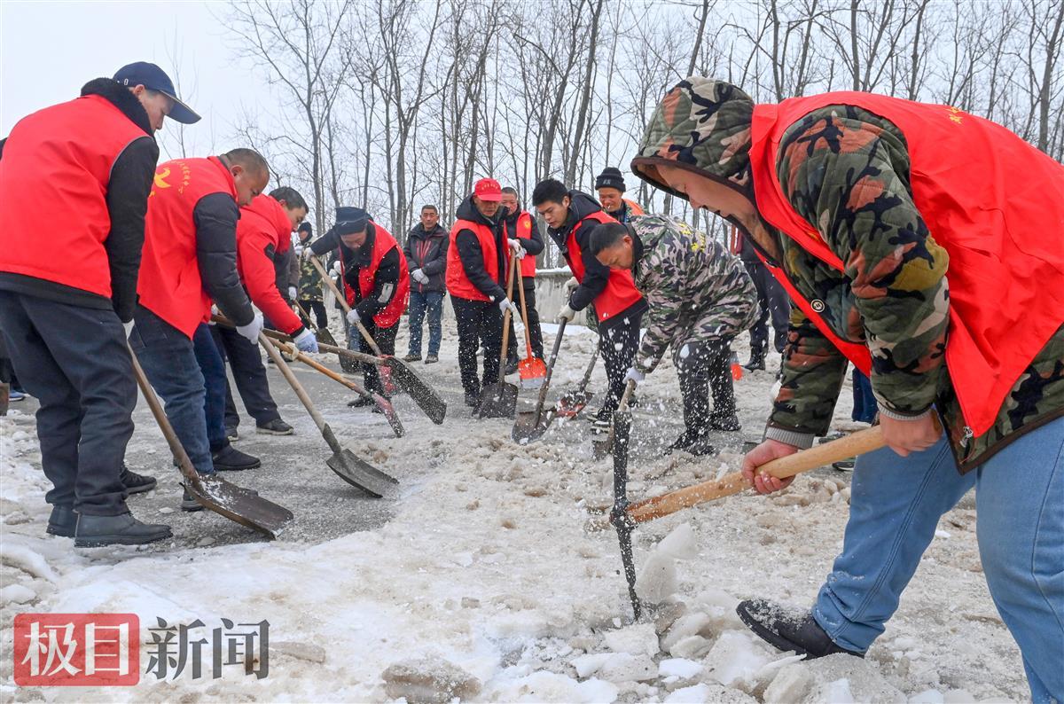 2月5日，荆州区川店镇组织60多名干部群众在沪渝高速车马阵路段铲冰除雪（极目新闻通讯员 吴申畅 摄）.jpg