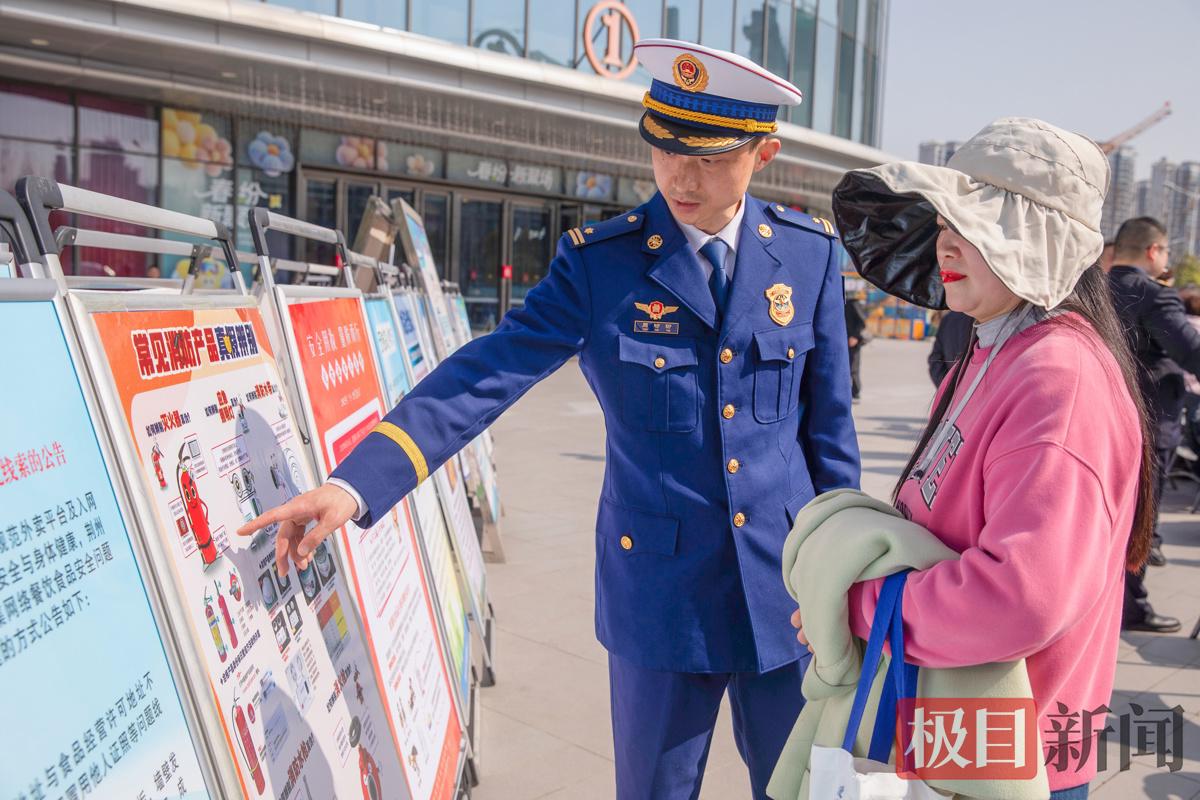 3月13日，荆州市沙市区消防救援大队的消防宣传员向市民讲解消防安全知识。（极目新闻通讯员 夏明桐 摄）.jpg