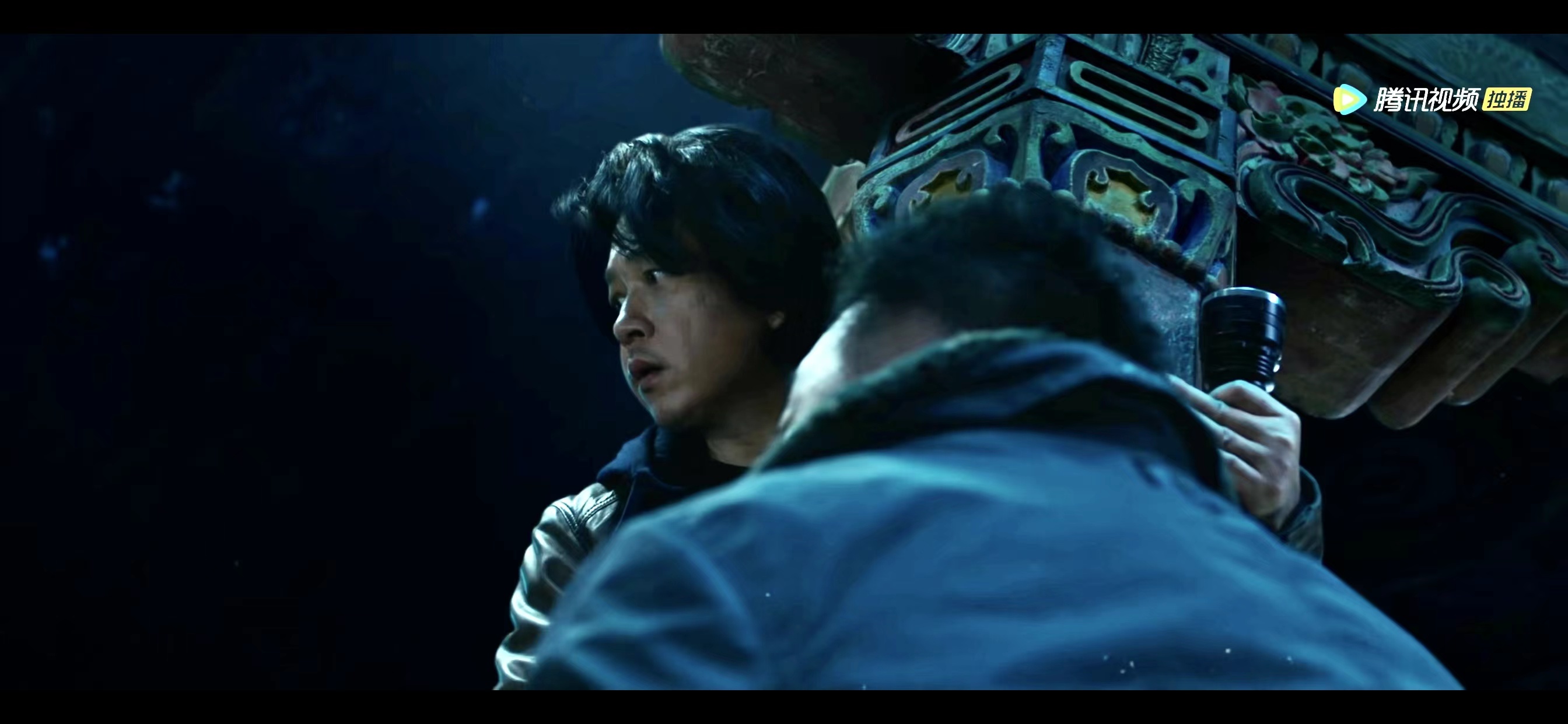 胡八一和胖子在柱子上