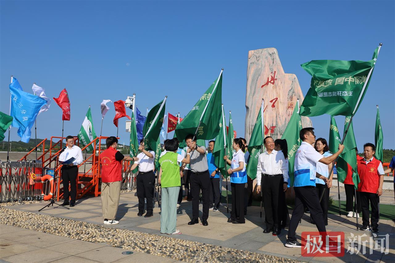 授旗仪式.jpg
