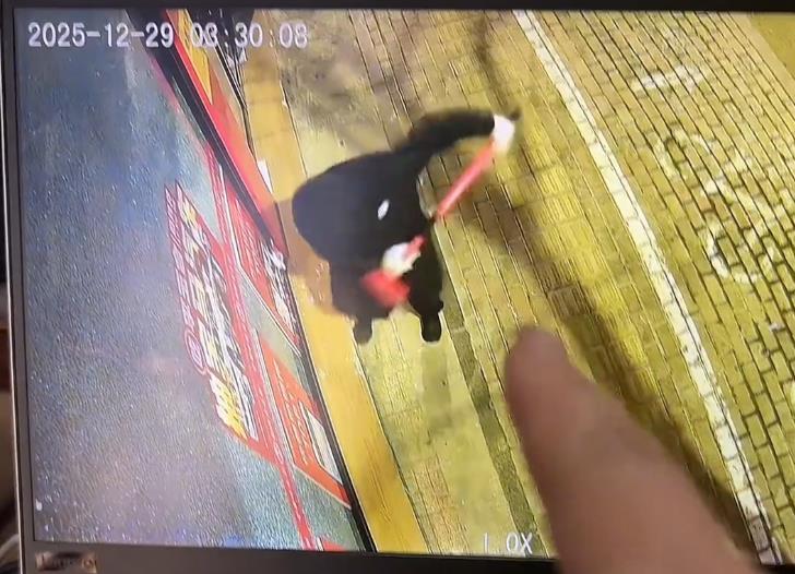 黑衣人深夜持铁锤砸碎太原餐馆落地窗，未取财物