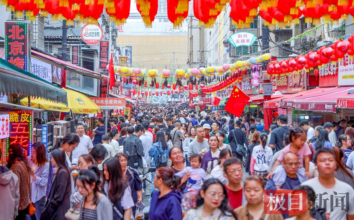 沙市大赛巷小吃街游人如织。（极目新闻通讯员 张梦瑶 摄）.jpg
