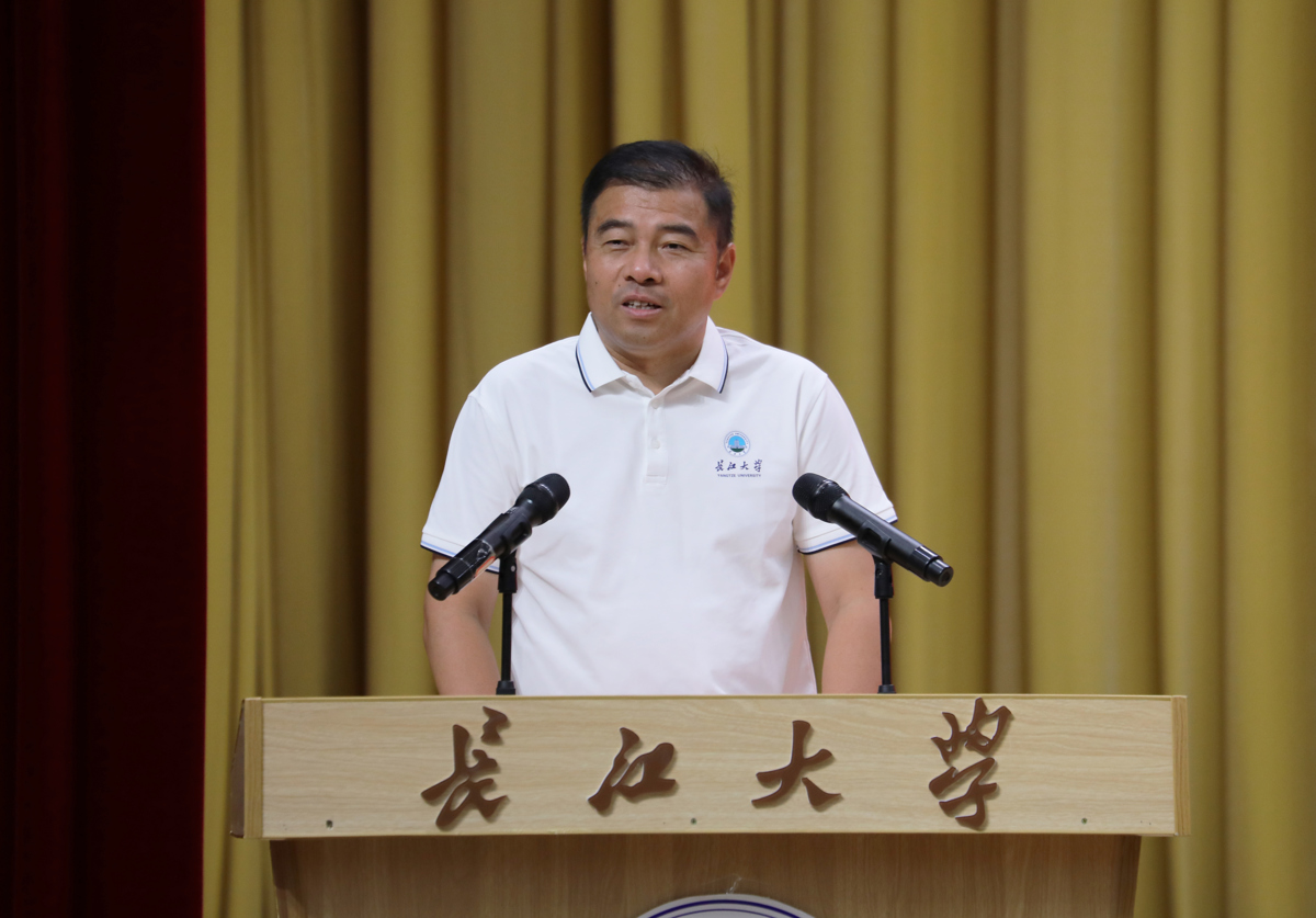 许锋副校长主持.jpg