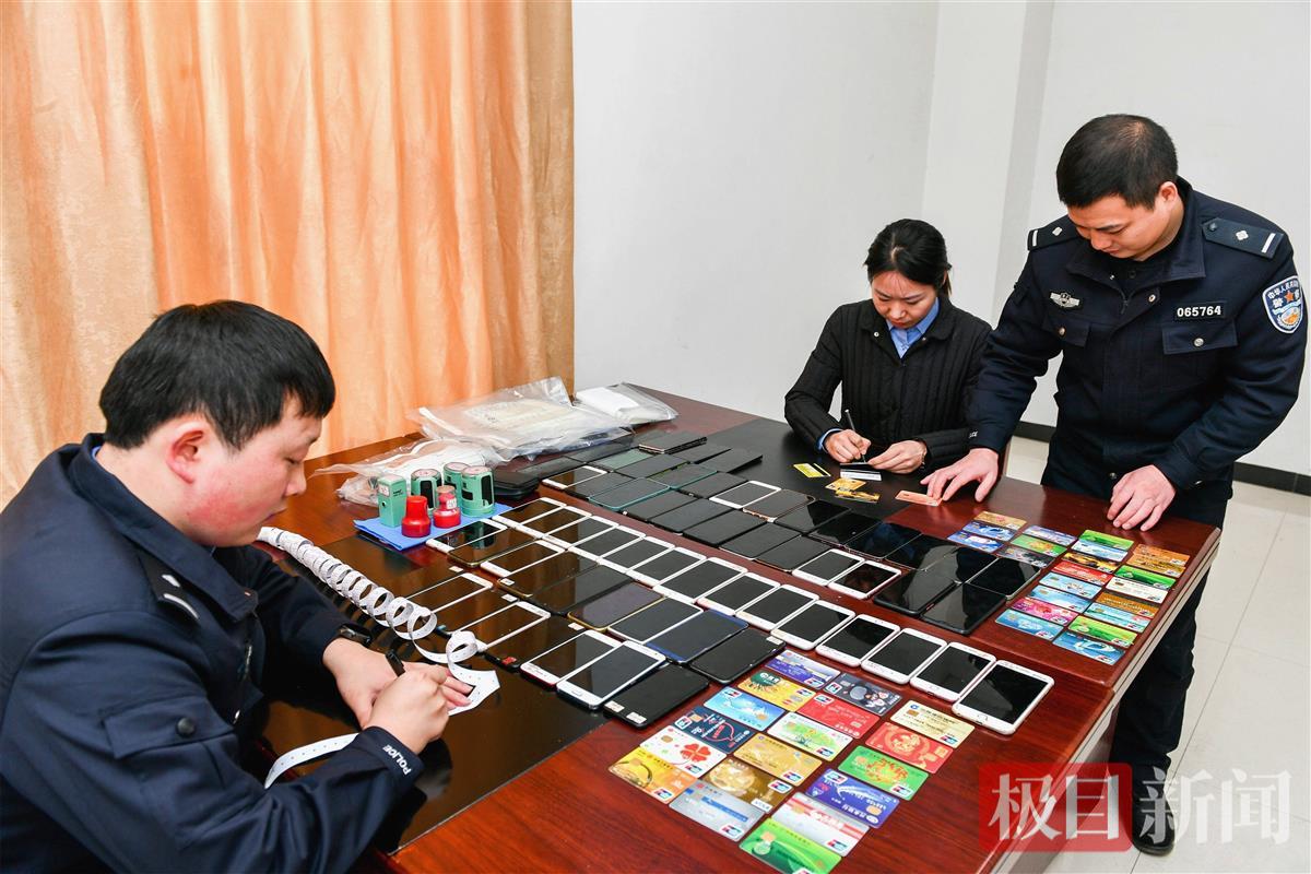 图7：2022年3月2日，保康民警在清点作案工具。欧阳智慧 摄.jpg