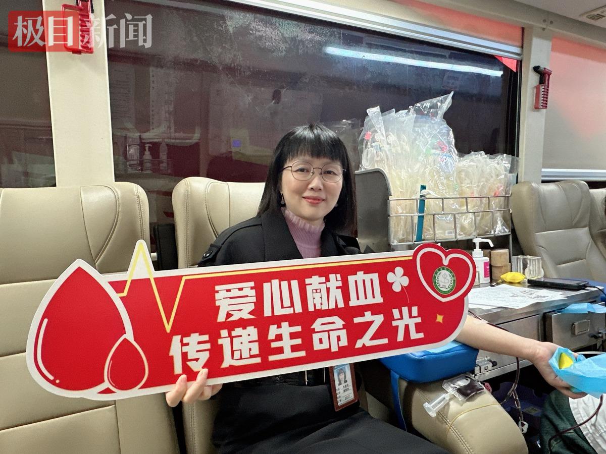 朱慈华正在献血（赵梦昕 摄）.JPG