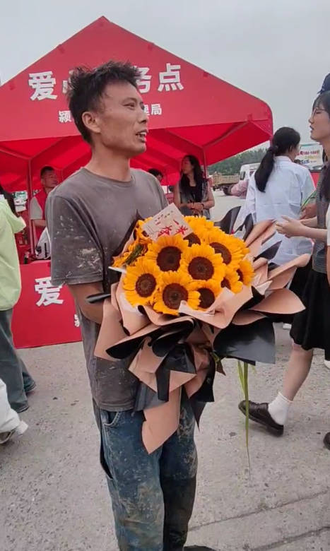 接女儿的父亲.jpg