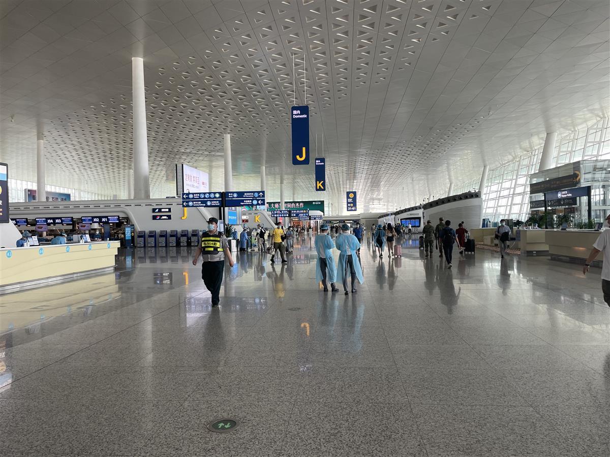 旅客在天河机场乘机