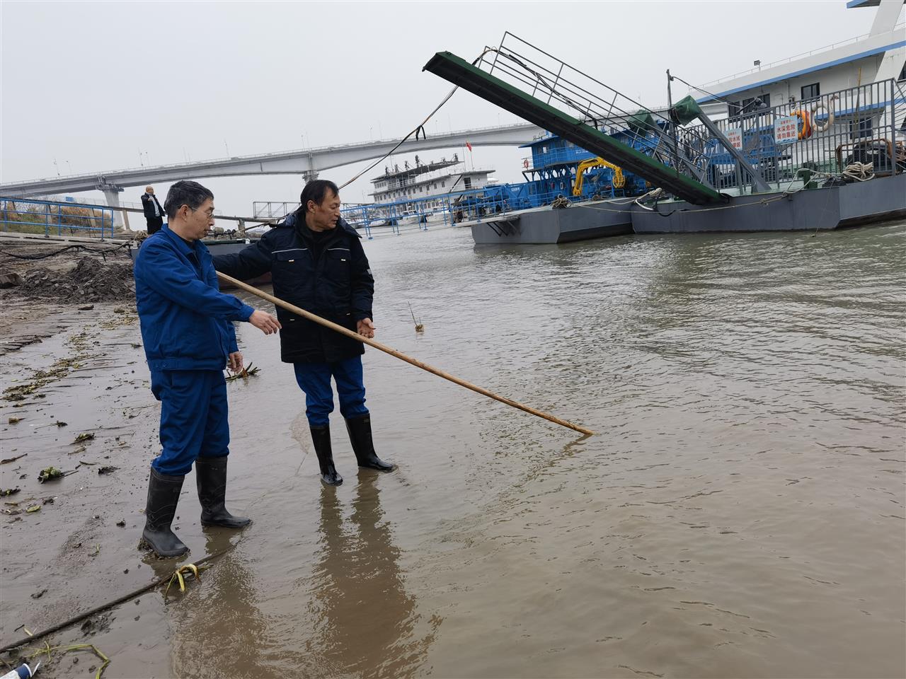 寒江中，武汉城管3名清漂环卫工救起跳江轻生女子